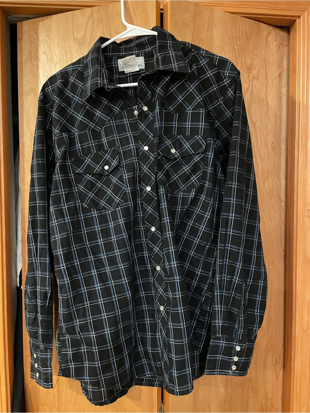 Wrangler Black Plaid Button-Down Western Shirt with White and Blue Lines